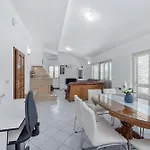 Almas Willa Neoric