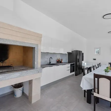 Almas With Swimming Pool, Tennis Court, Sauna, Gym, Grill House 别墅