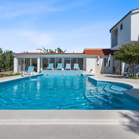 Almas With Swimming Pool, Tennis Court, Sauna, Gym, Grill House 别墅 Neoric