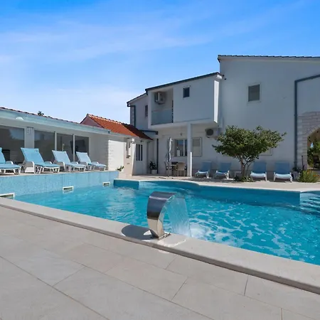 别墅 Almas With Swimming Pool, Tennis Court, Sauna, Gym, Grill House